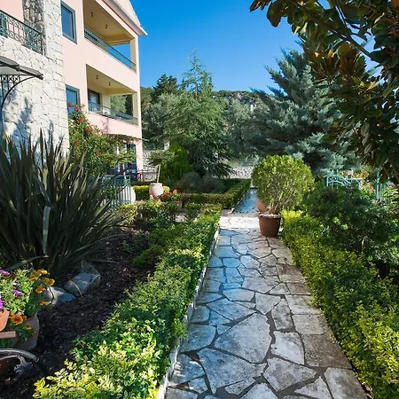 Apartment Pirofani *